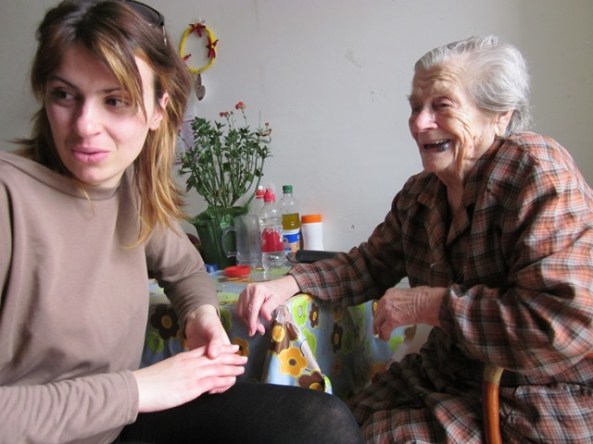 Teta Dobrila s praunukom gleda 'bižiunučad' 