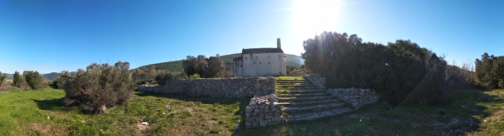 Glavni prilaz crkvi sv. Kuzme i Damjana.