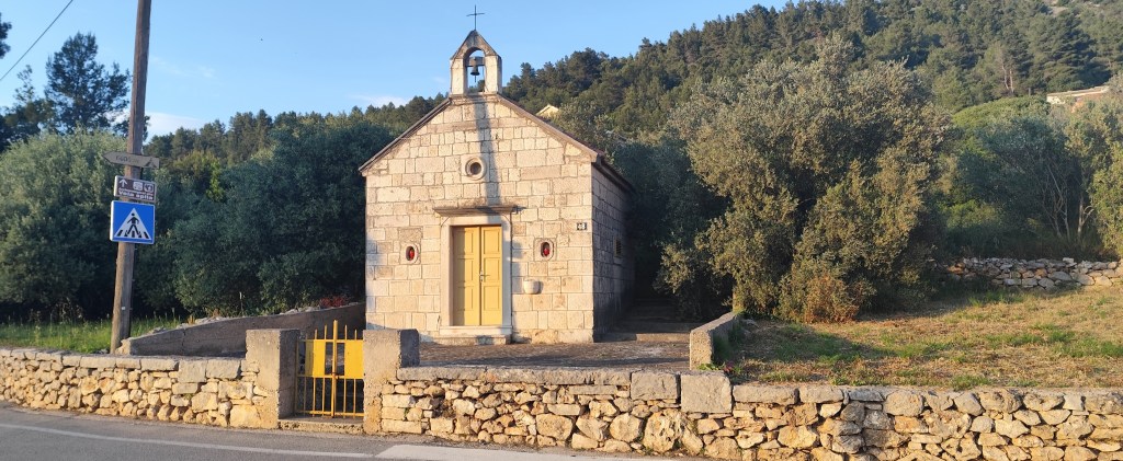 Mala crkva Gospe od Začeća u Kalima smještena je na području uz koje se vežu dvije legende.